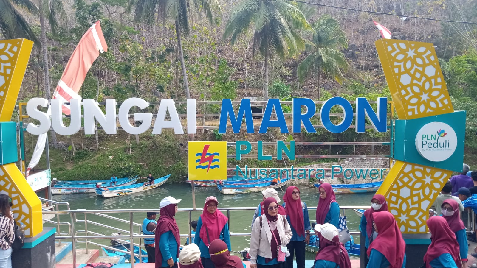 Guru dan Karyawan SMK Muhammadiyah Delanggu Rihlah ke Pantai Klayar dan Sungai Maron Pacitan
